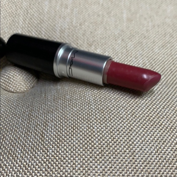 MAC Lipstick Amorous - Picture 8 of 8